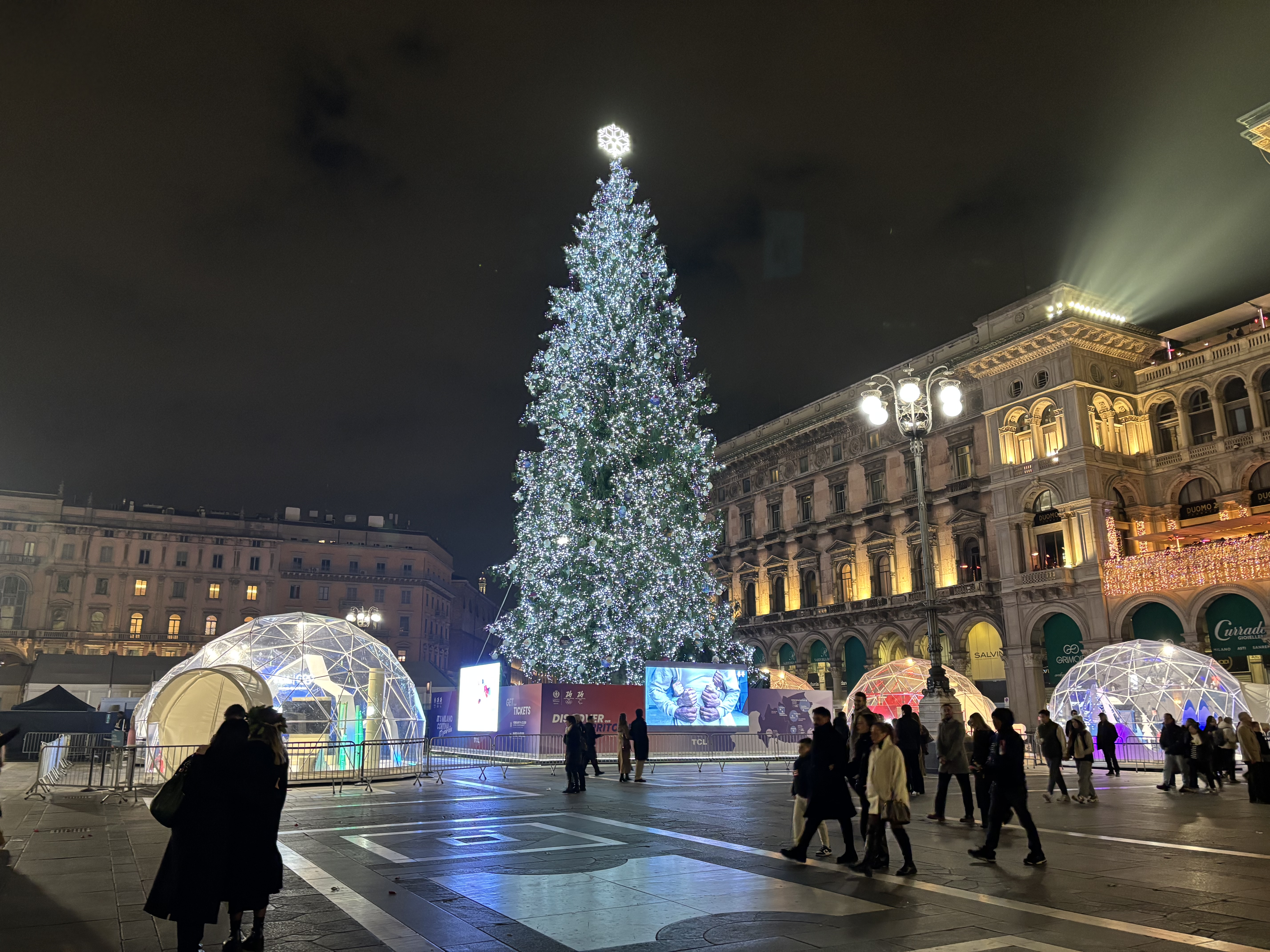 Christmas-tree-in-duomo-milan